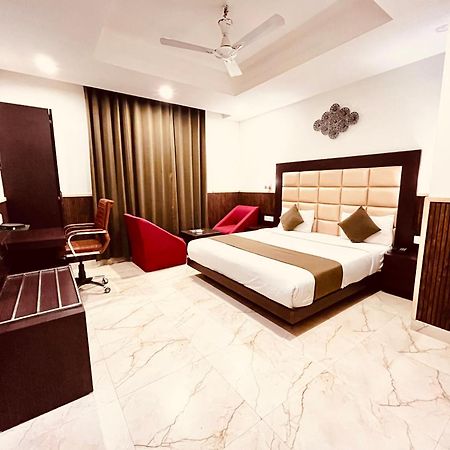Hotel The Onix Dehradun Bagian luar foto