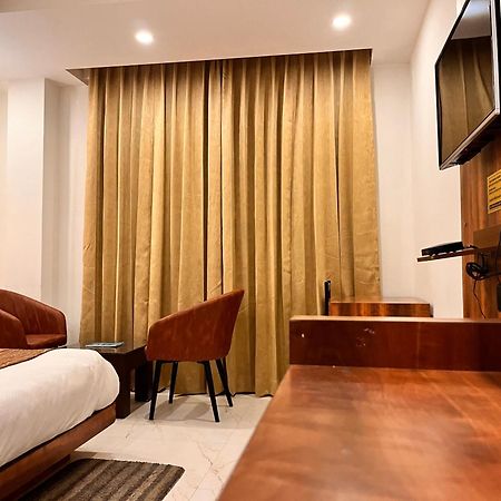 Hotel The Onix Dehradun Bagian luar foto
