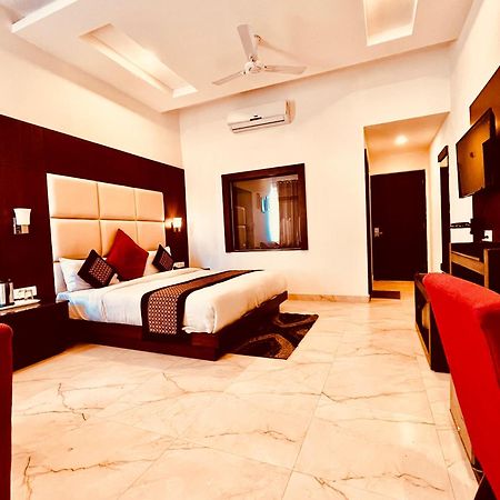Hotel The Onix Dehradun Bagian luar foto
