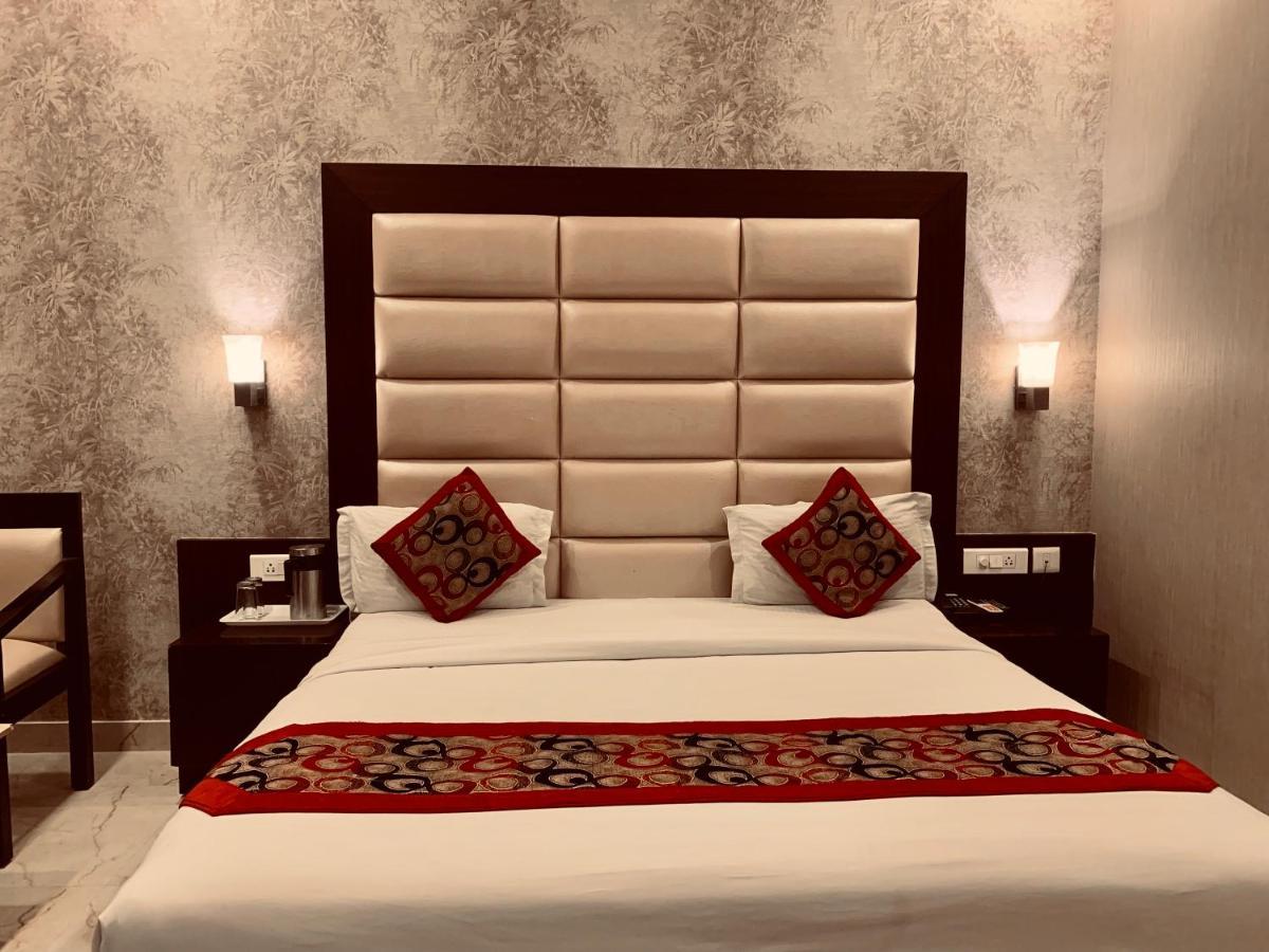 Hotel The Onix Dehradun Bagian luar foto
