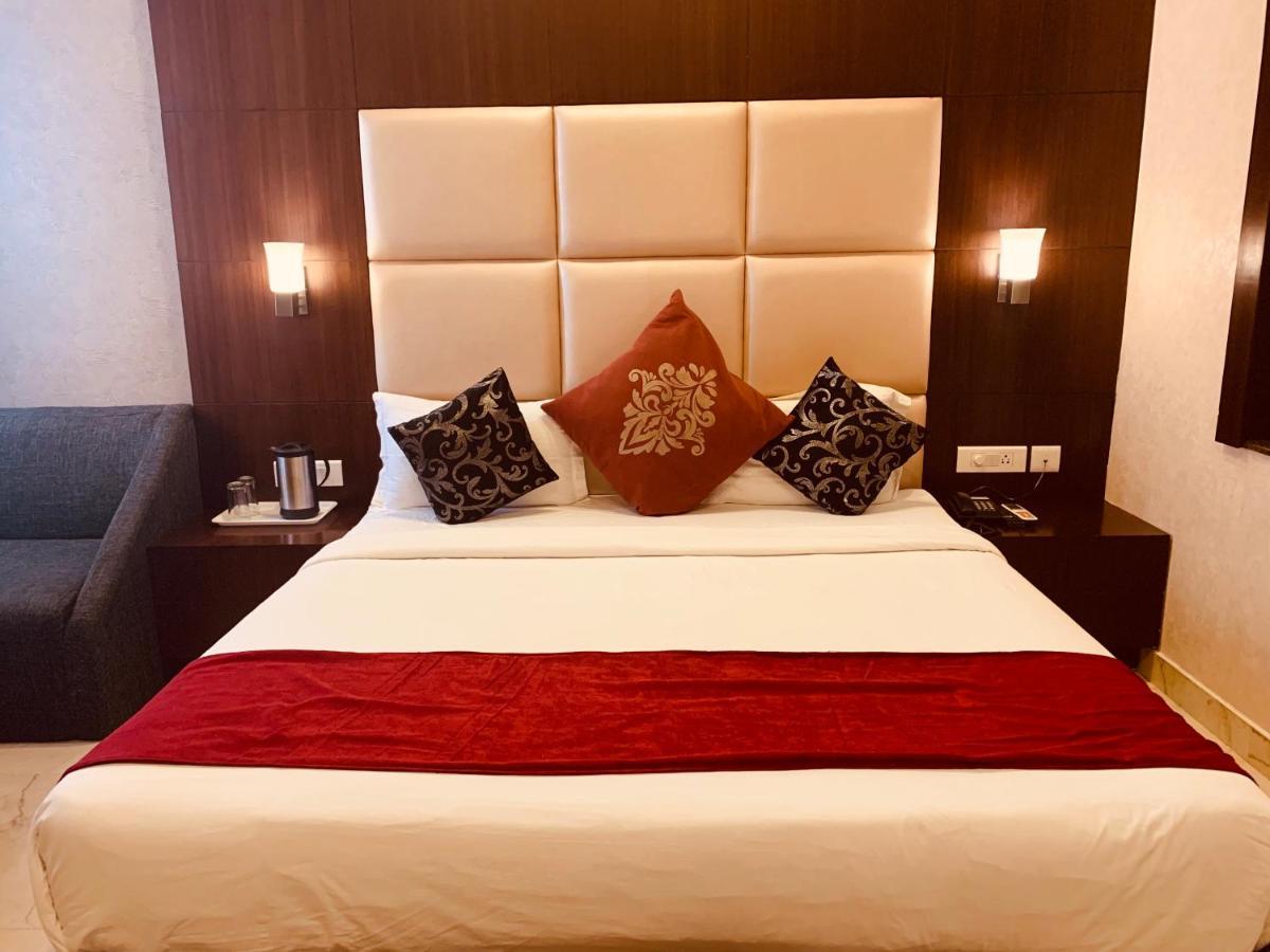 Hotel The Onix Dehradun Bagian luar foto