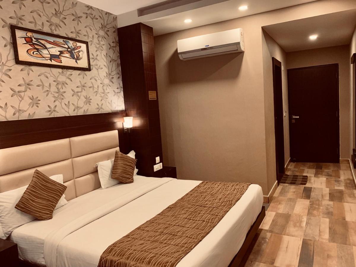 Hotel The Onix Dehradun Bagian luar foto