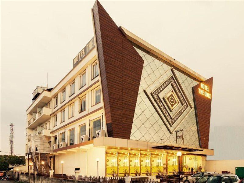 Hotel The Onix Dehradun Bagian luar foto