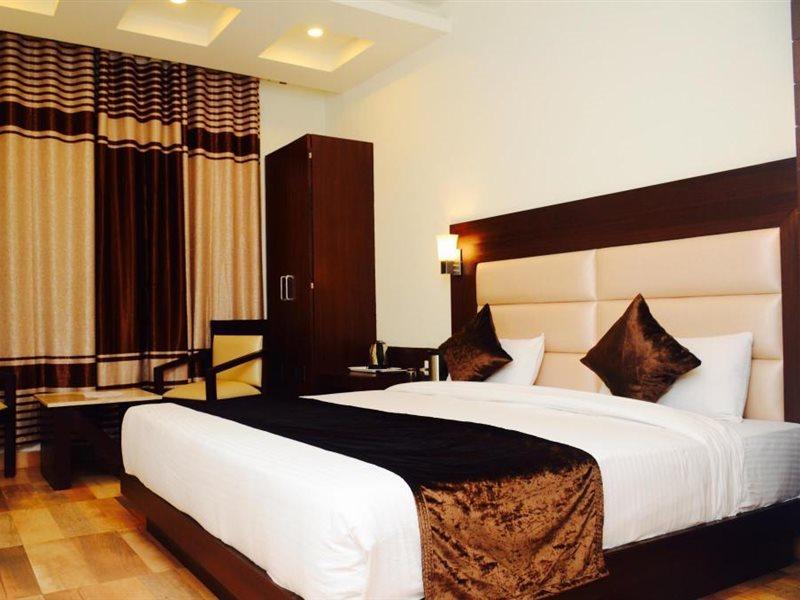 Hotel The Onix Dehradun Bagian luar foto