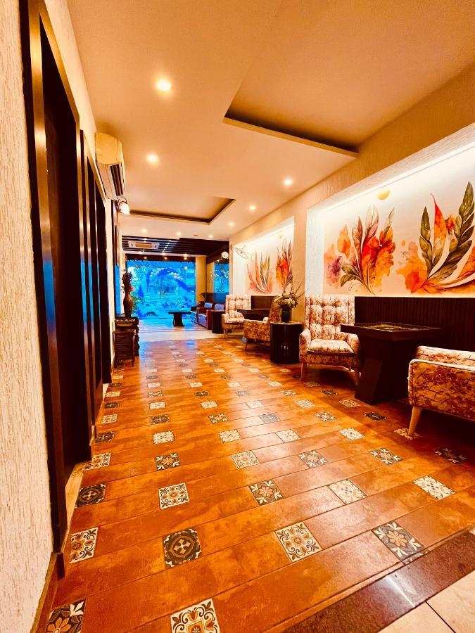 Hotel The Onix Dehradun Bagian luar foto