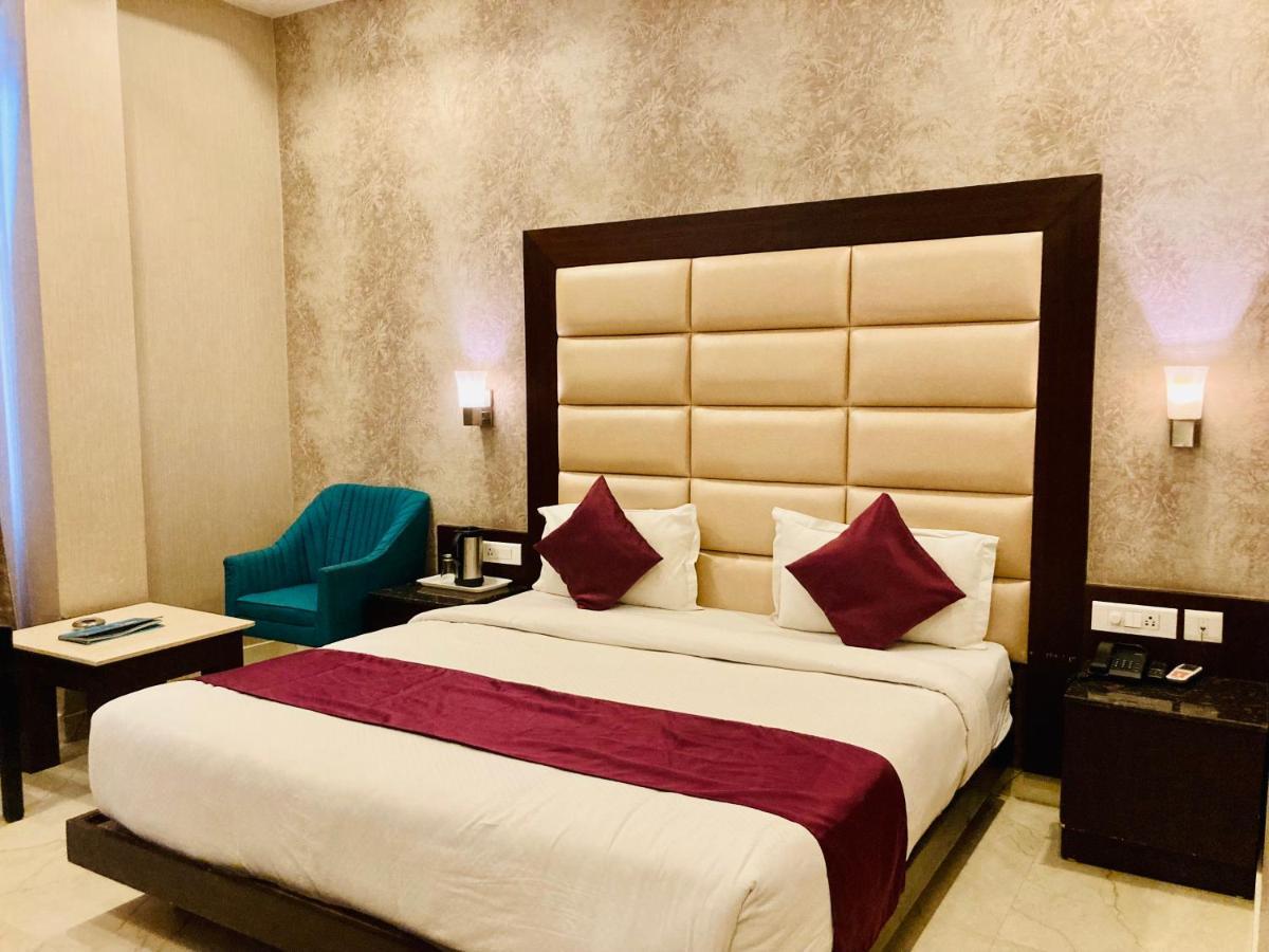 Hotel The Onix Dehradun Bagian luar foto