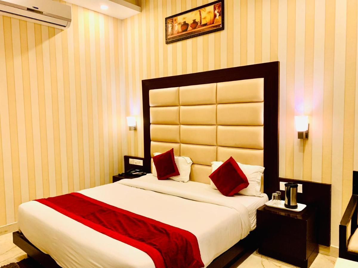 Hotel The Onix Dehradun Bagian luar foto