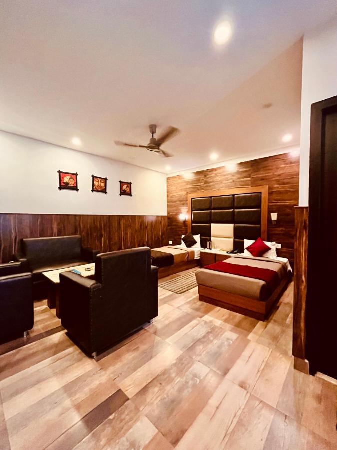 Hotel The Onix Dehradun Bagian luar foto