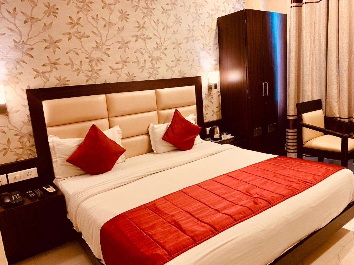 Hotel The Onix Dehradun Bagian luar foto