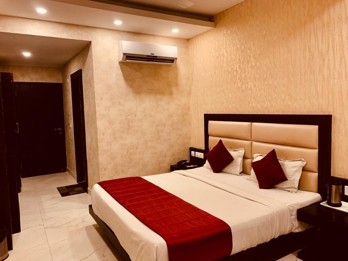 Hotel The Onix Dehradun Bagian luar foto