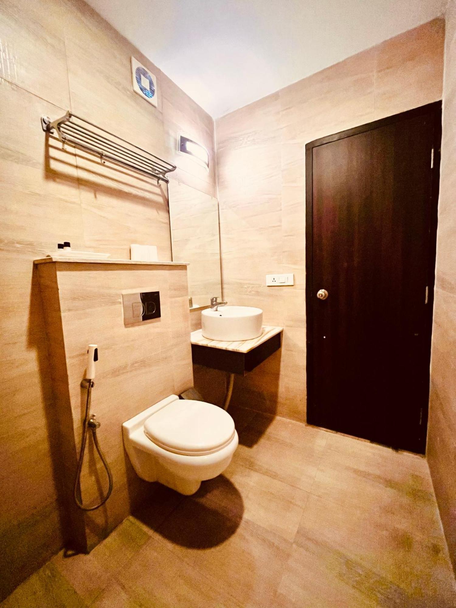 Hotel The Onix Dehradun Bagian luar foto