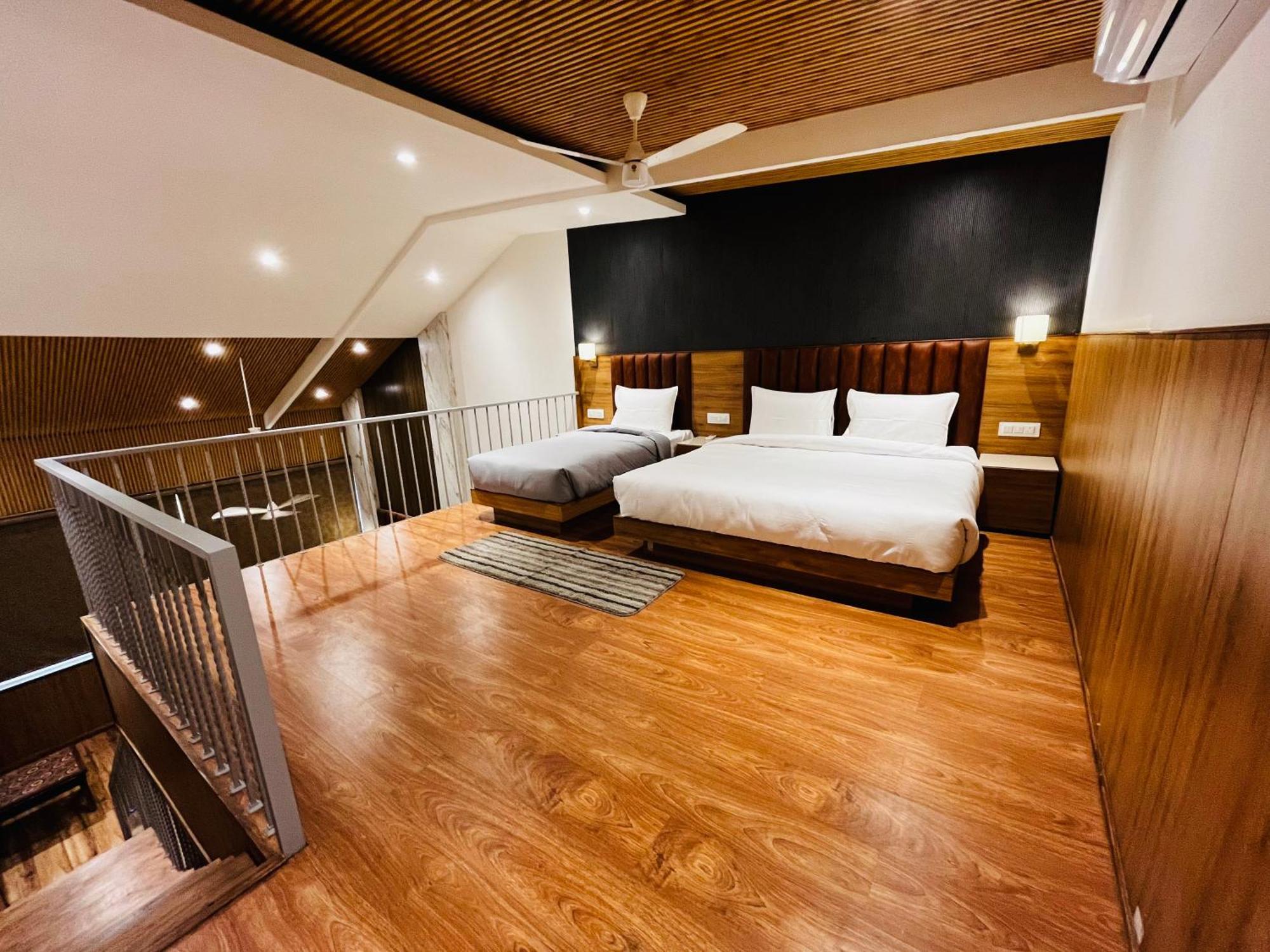 Hotel The Onix Dehradun Bagian luar foto