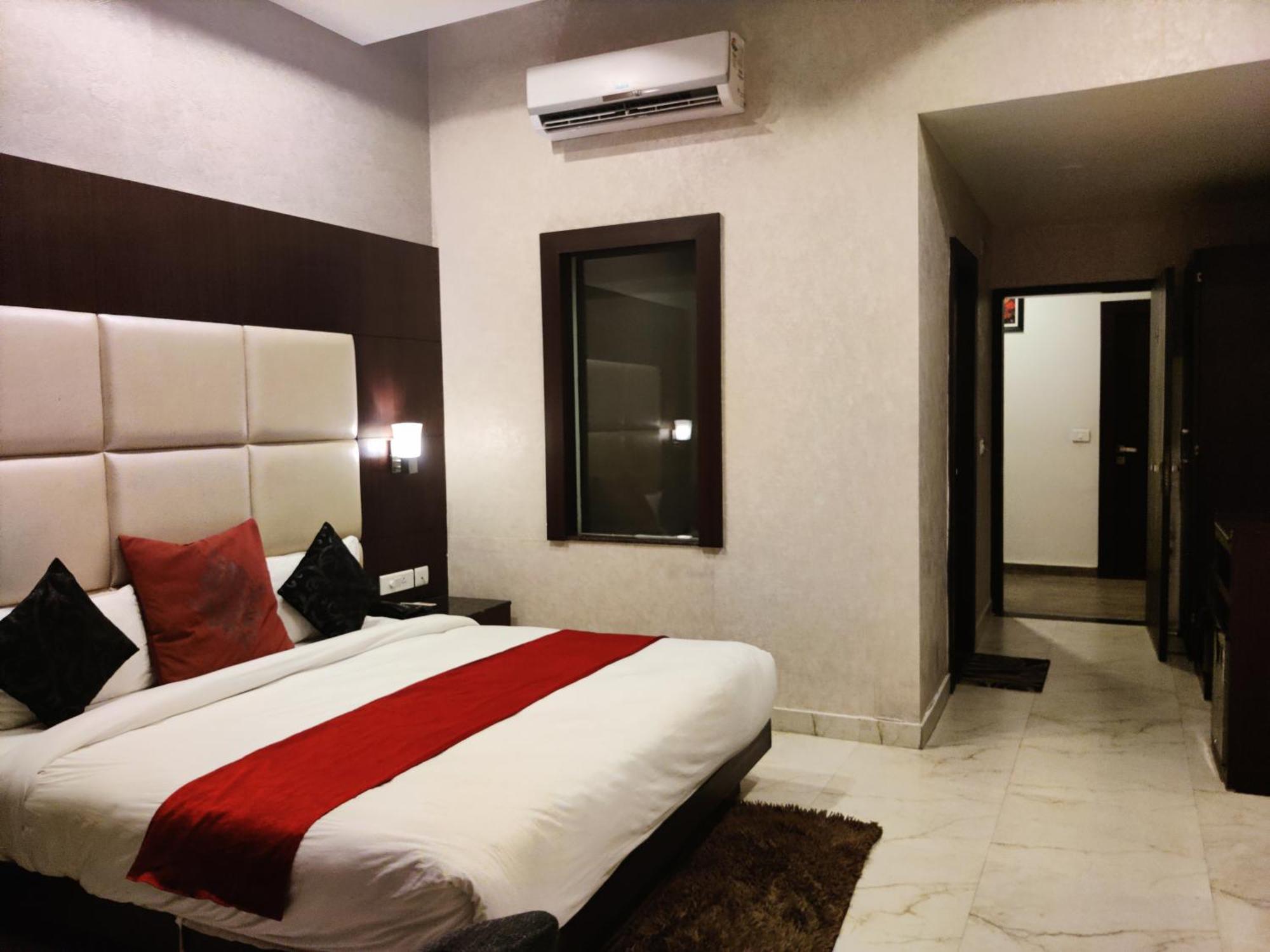 Hotel The Onix Dehradun Bagian luar foto