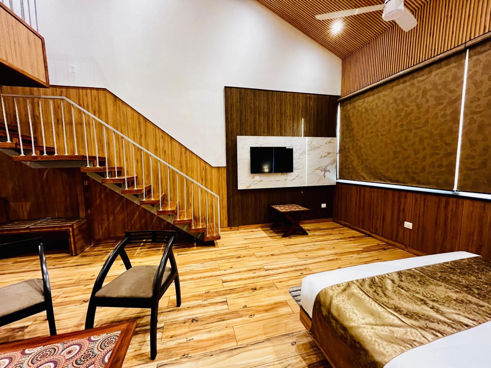 Hotel The Onix Dehradun Bagian luar foto