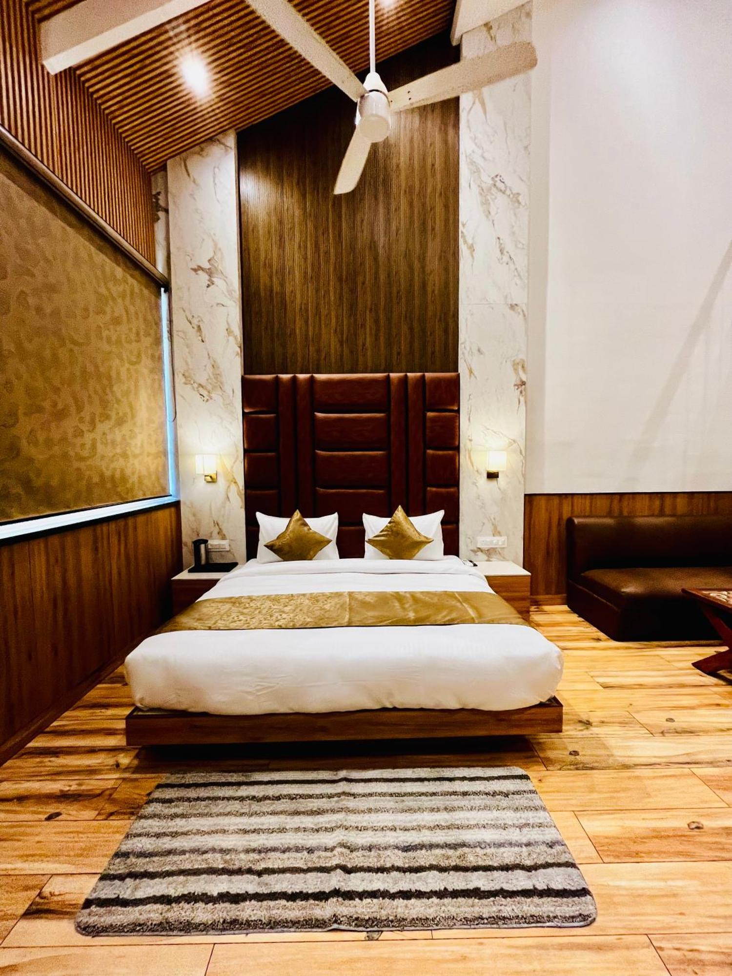Hotel The Onix Dehradun Bagian luar foto