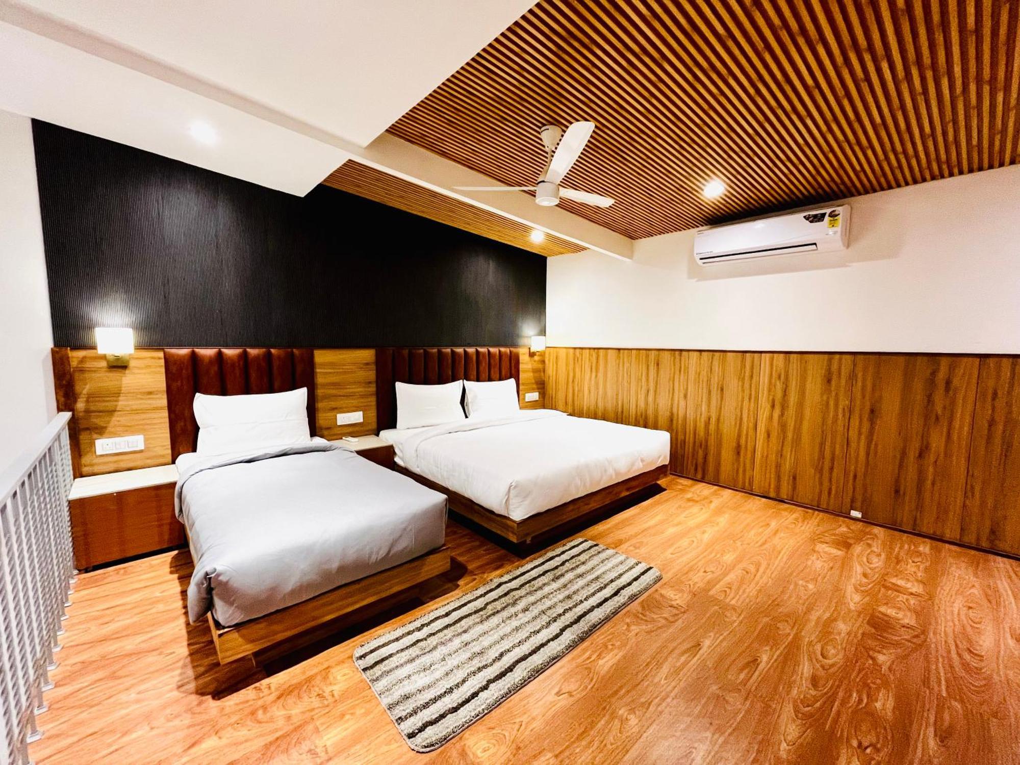Hotel The Onix Dehradun Bagian luar foto
