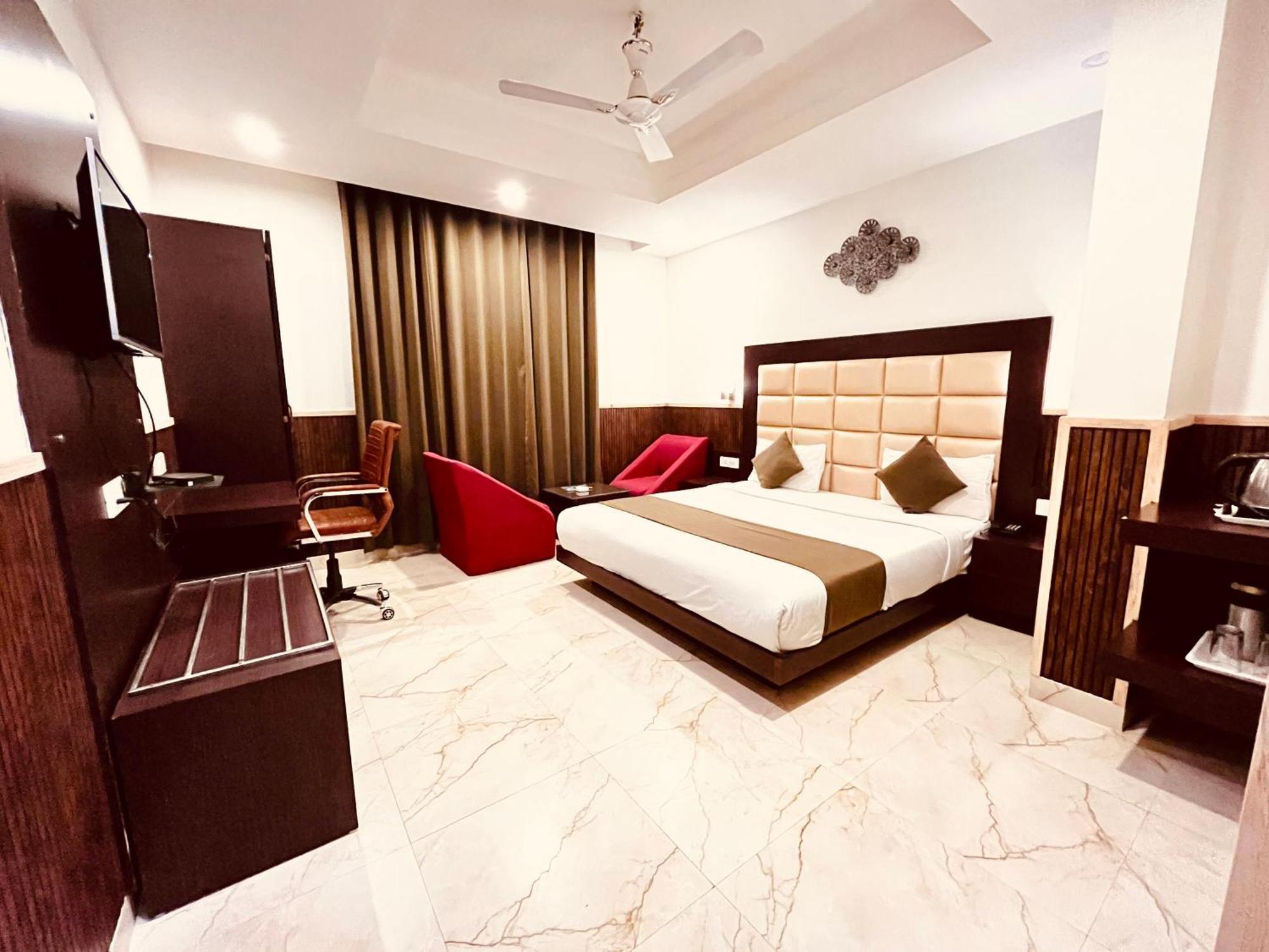 Hotel The Onix Dehradun Bagian luar foto