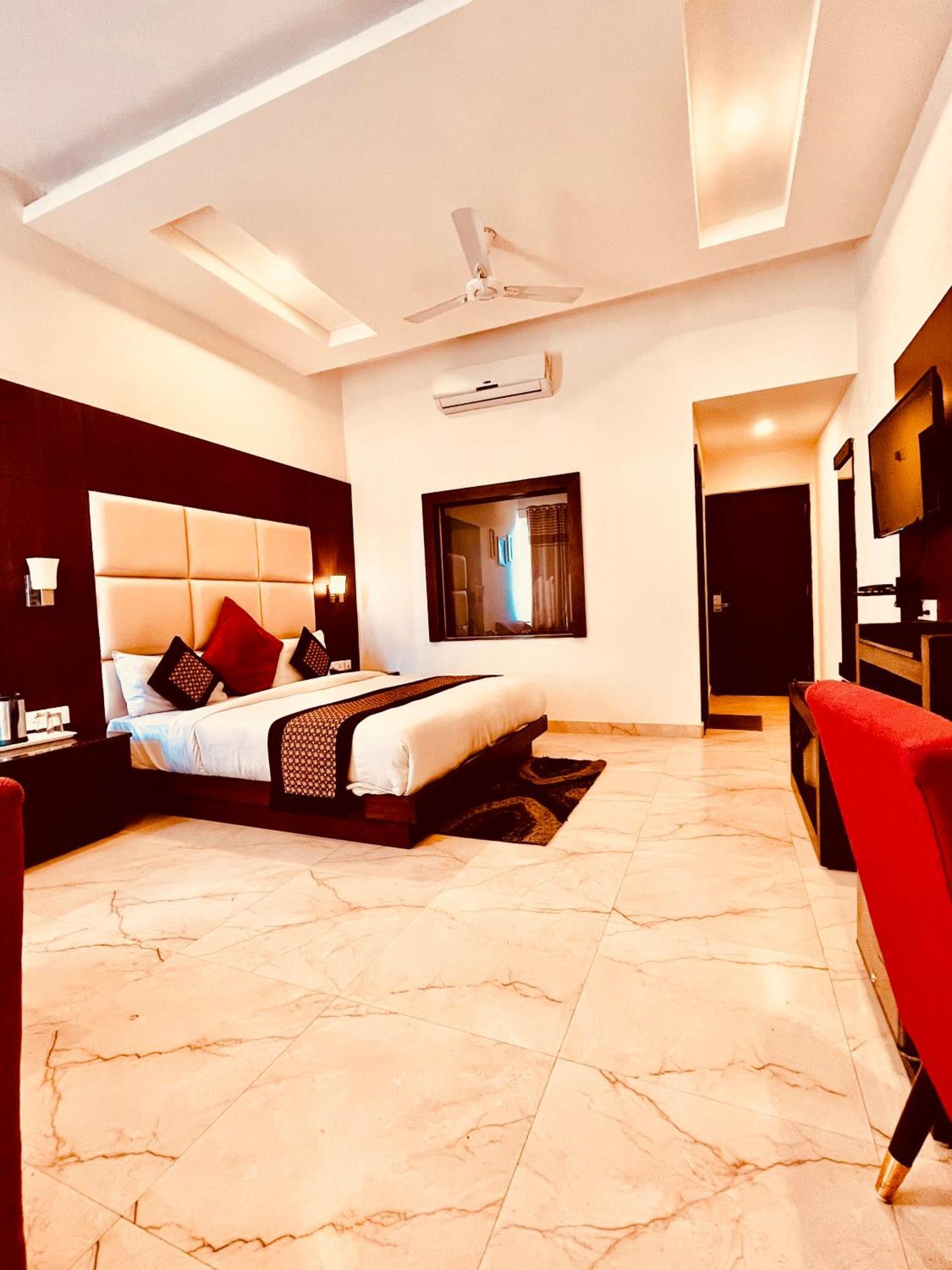 Hotel The Onix Dehradun Bagian luar foto