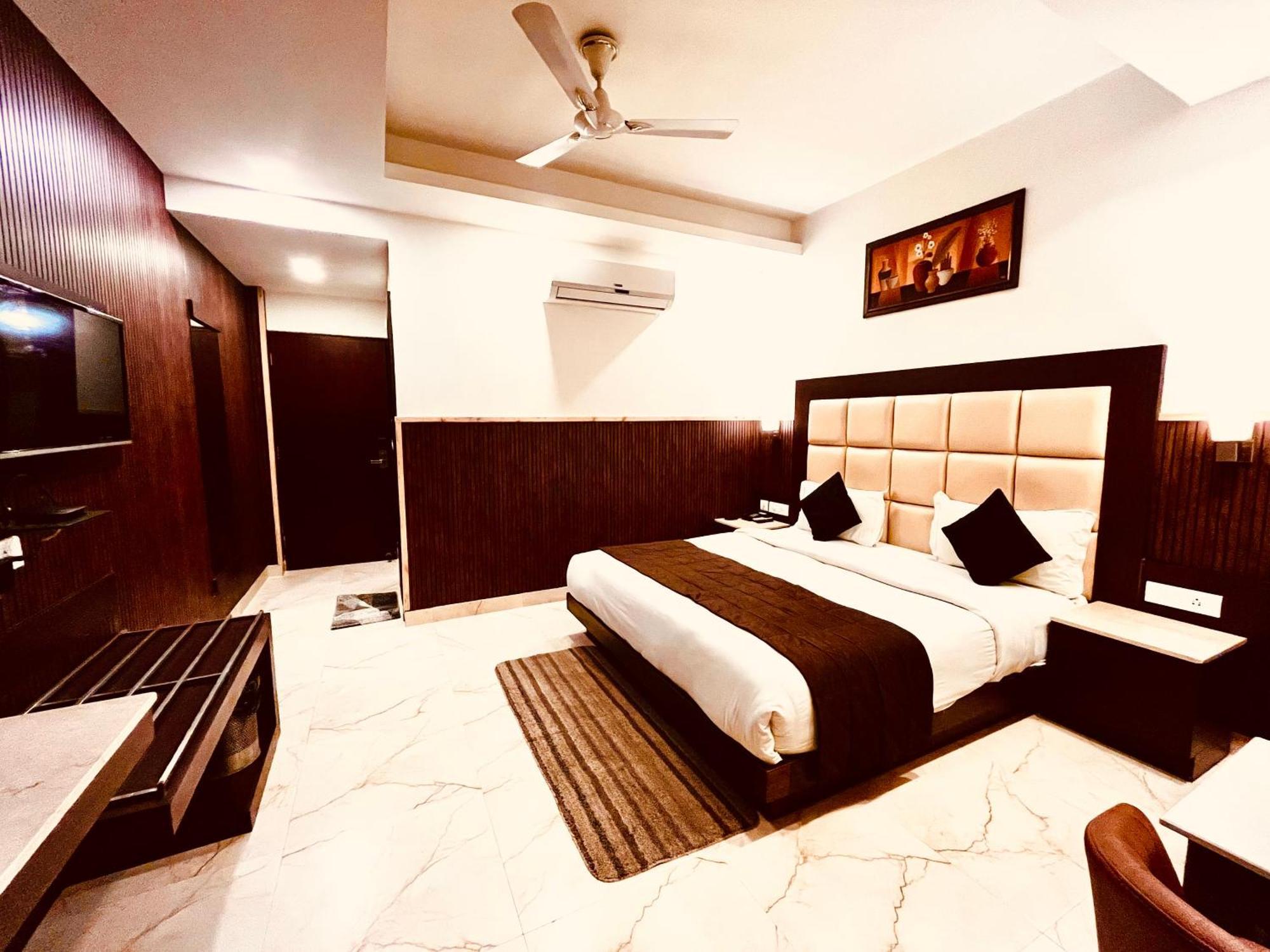 Hotel The Onix Dehradun Bagian luar foto