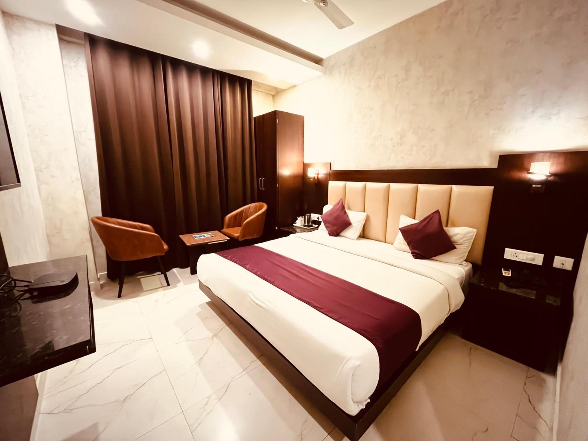 Hotel The Onix Dehradun Bagian luar foto