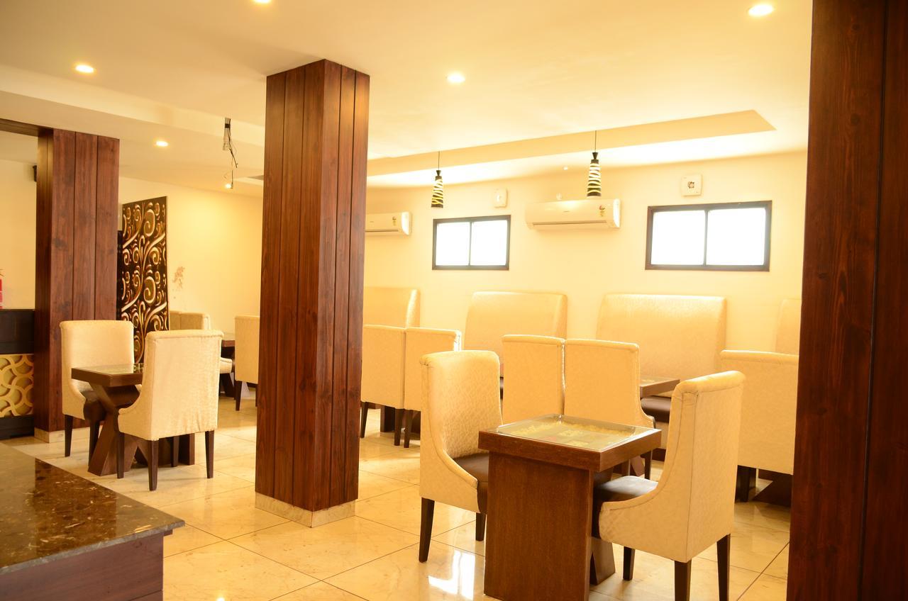 Hotel The Onix Dehradun Bagian luar foto