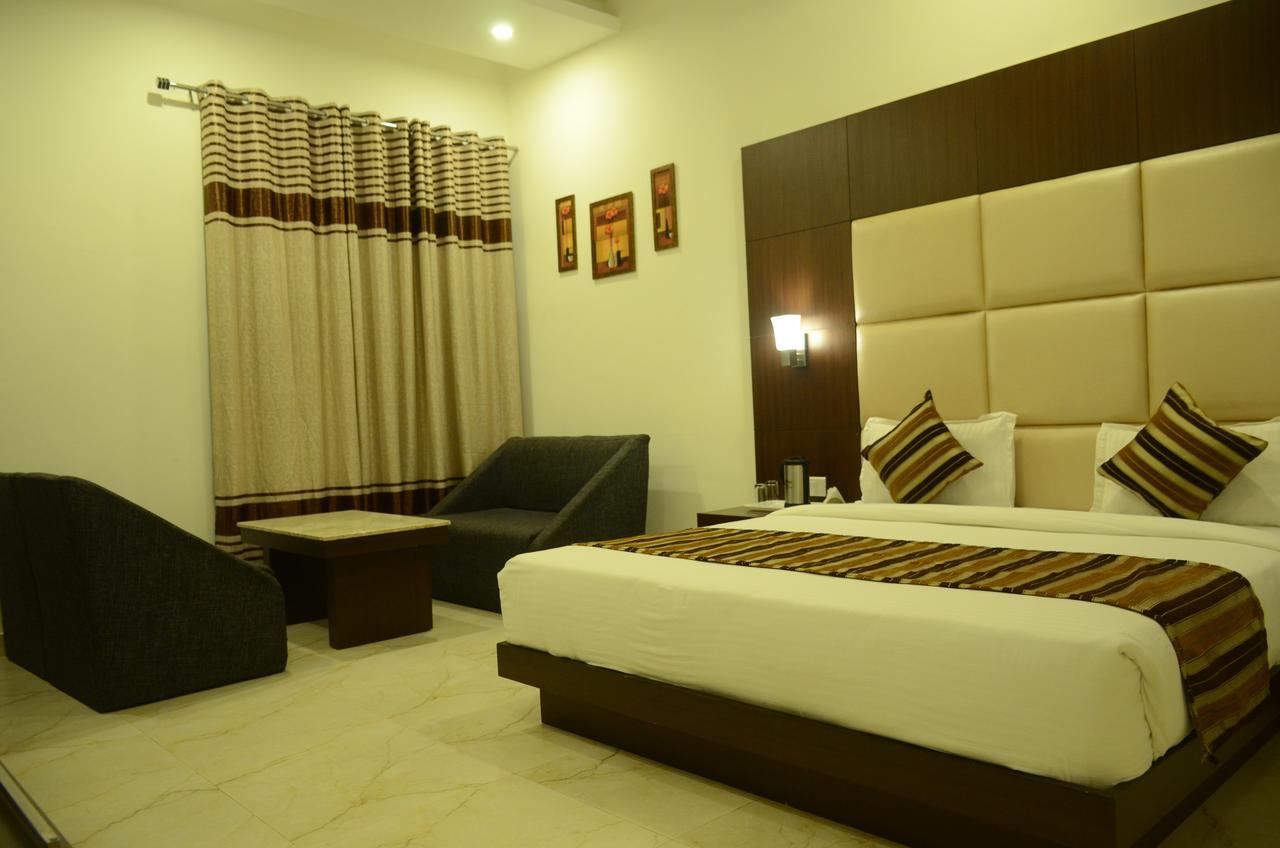 Hotel The Onix Dehradun Bagian luar foto