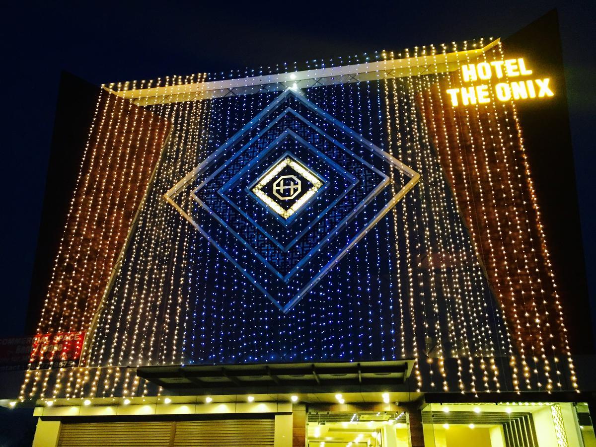 Hotel The Onix Dehradun Bagian luar foto
