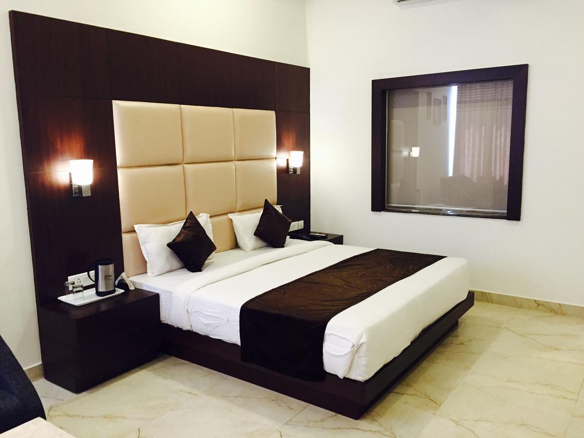 Hotel The Onix Dehradun Bagian luar foto