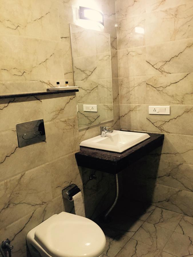 Hotel The Onix Dehradun Bagian luar foto