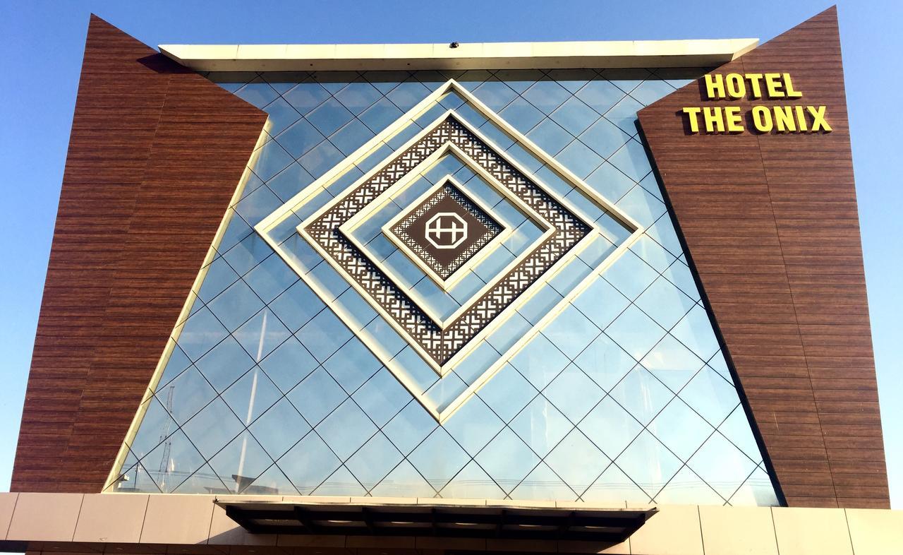 Hotel The Onix Dehradun Bagian luar foto
