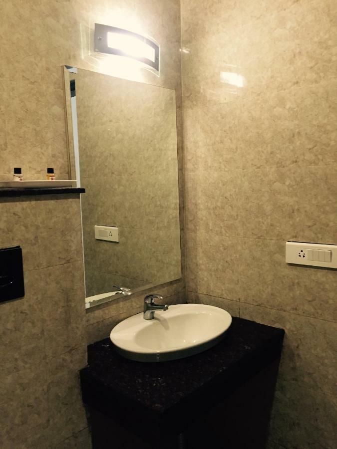Hotel The Onix Dehradun Bagian luar foto